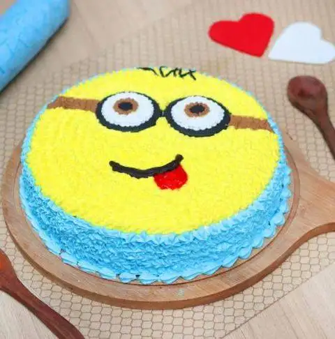 Vanilla Minion Cake