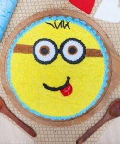 Alternative view of Vanilla Minion Cake
