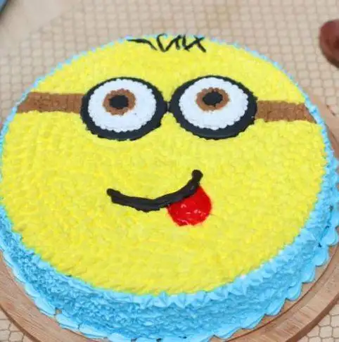 Vanilla Minion Cake - Image 3