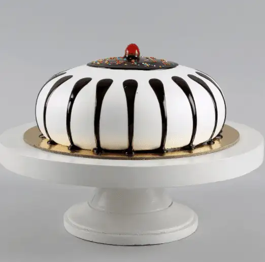 Round shape black forest cake - Image 2