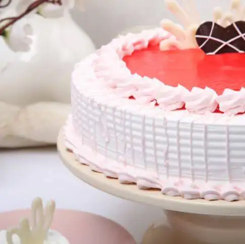 Strawberry Round Shape Cake - Image 2