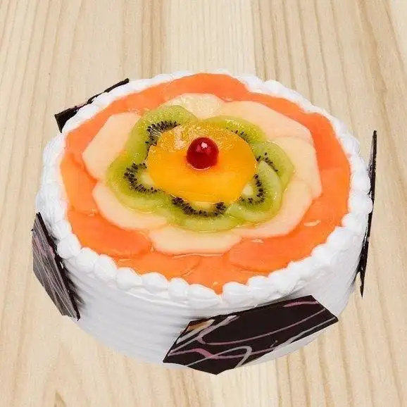 Delicious Creamy Fruits Cake