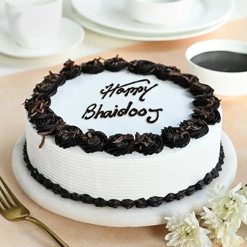 Creamy Choco Bordered Cake