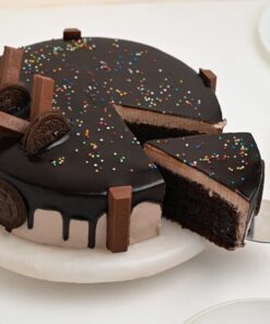 Oreo-Kitkat Drizzle Bliss Cake